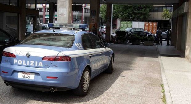 Tenta il suicidio con il gas di scarico dell'auto, 53enne salvato dai poliziotti
