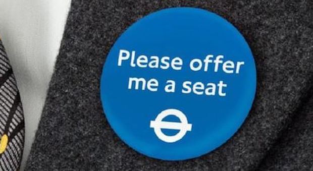 Londra, una spilla blu per chi non può viaggiare in piedi sulla metropolitana: i passeggeri invitati a cedere il posto