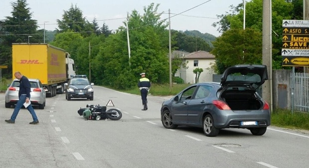 L'auto "buca" la precedenza: il motociclista si schianta sulla fiancata