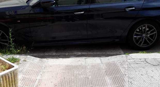 L'auto blocca lo scivolo per disabili: il parcheggio è quello del tribunale