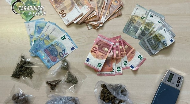Marijuana, hashish e cocaina pronti per lo spaccio: scattano due arresti nel Salento