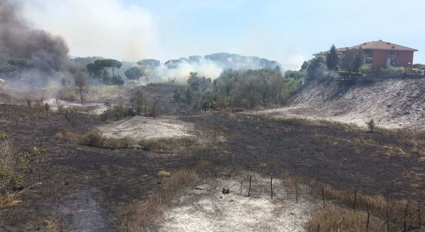 Roma, vasto incendio a Casetta Mattei: evacuate circa 120 persone