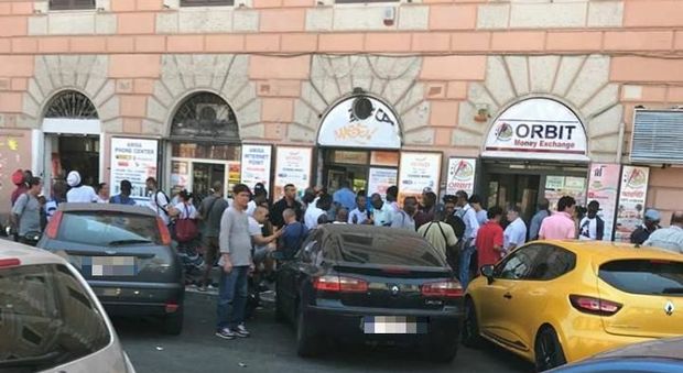 Roma, baci ed effusioni davanti al centro islamico: giovane coppia aggredita all'Esquilino