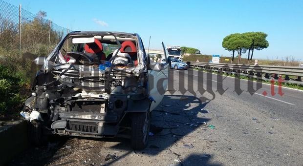 Incidente sulla Pontina, Smart sotto un camion: feriti gravi, strada bloccata