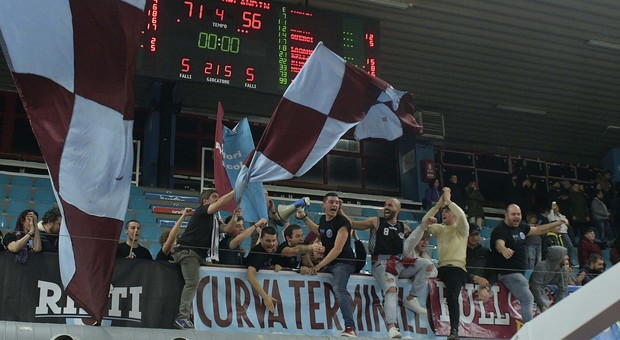 Gli ultras della Npc durante il match con l'Orlandina (foto Riccardo Fabi/Meloccaro)