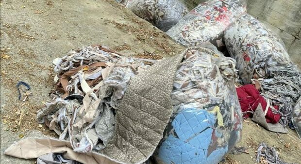Nella selva tra Marano e Chiaiano l'ennesimo maxi sversamento di rifiuti