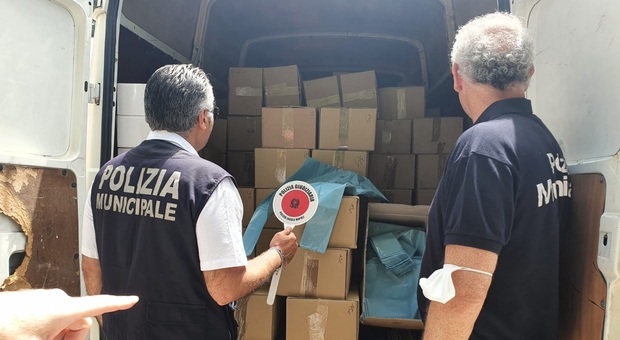Napoli, sequestrate buste di plastica illegali: fino a 25mila euro di multa per i trasgressori