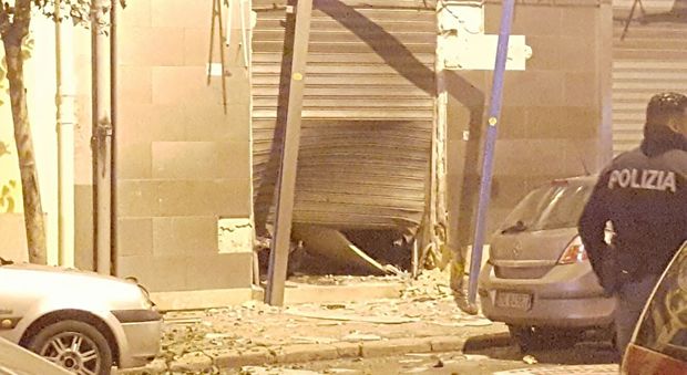 Bomba nella notte, paura nel centro di Taranto: devastato supermercato
