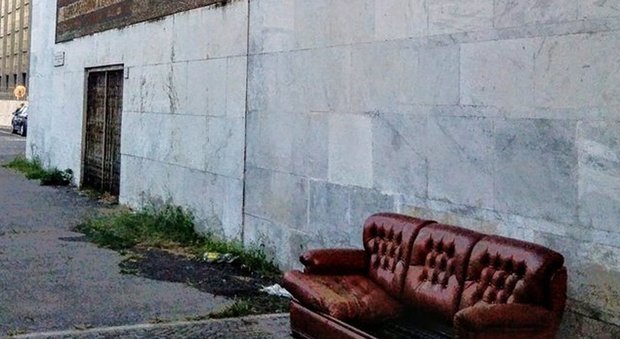 Il divano abbandonato sotto il mosaico di Depero