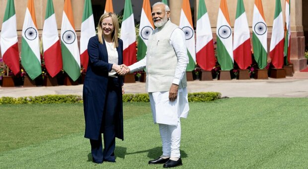Meloni e Tajani arrivati in India, la premier al primo ministro Modi: «Accoglienza magnifica»