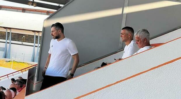 Roma, prove di squalifica: Mourinho va in tribuna contro il Braga e lascia Dybala e Pellegrini in panchina