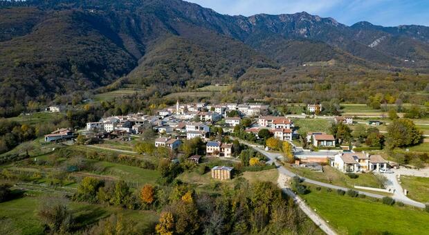 La vita a Cassanego, il piccolo mondo antico nel borgo alle pendici del Grappa: due chiese, un'osteria, cento anime e gli itinerari di montagna