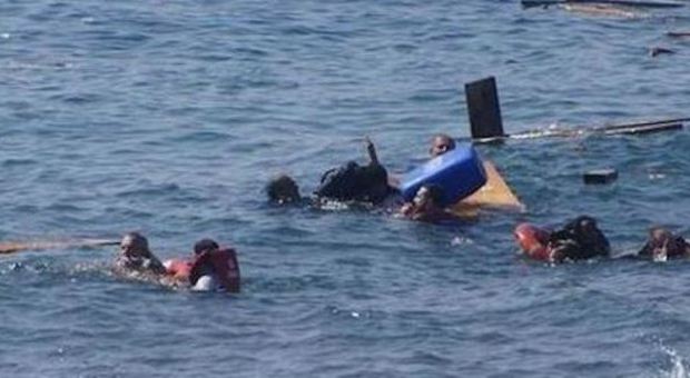 Migranti, altri tre bambini annegati Doppio naufragio, 16 morti in Grecia