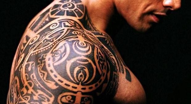 Tatuaggi, scatta l'allerta: «Attenzione all'inchiostro killer, è cancerogeno»