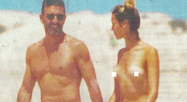 Simone Di Pasquale e Melody Raquel nella spiaggia dei nudisti a Formentera