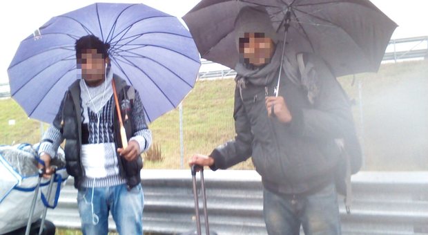 Castelnuovo, trenta migranti trasferiti in provincia di Teramo