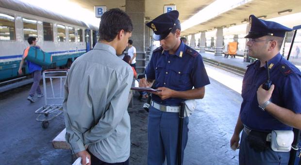 Controlli con un'app della Polfer: fermato evaso dagli arresti domiciliari a Napoli