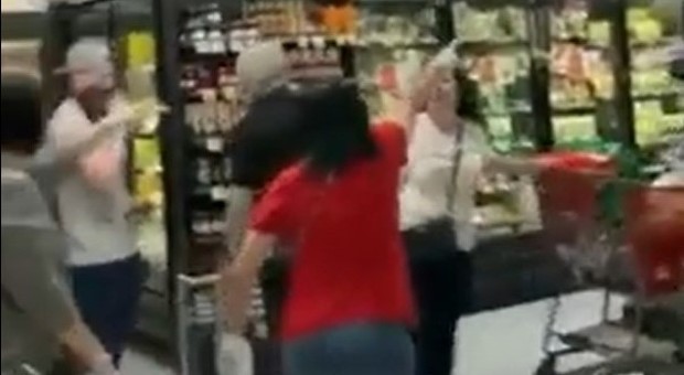 Al supermercato senza mascherina, donna cacciata dagli altri clienti