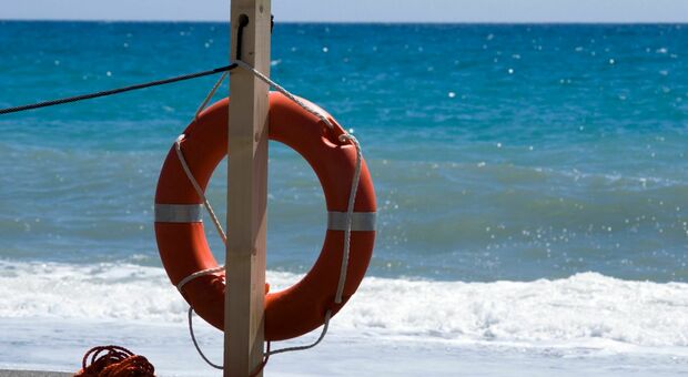 Muore mentre fa il bagno in mare a Capalbio: malore fatale per un turista tedesco di 54 anni