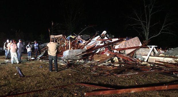 Alabama, tornado devasta cittadina: tre morti e quattro bambini feriti