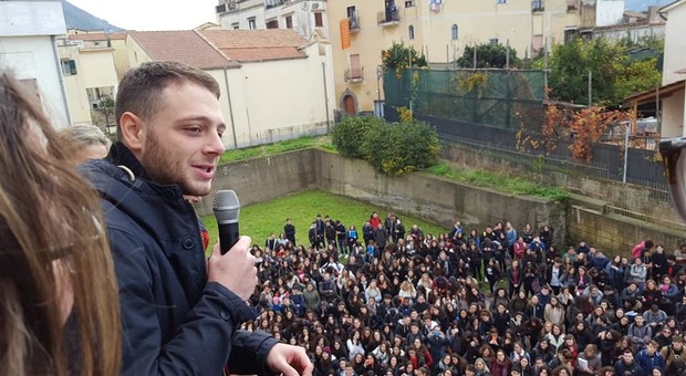 Anastasio torna nel suo liceo: prof e studenti in delirio | Foto e video