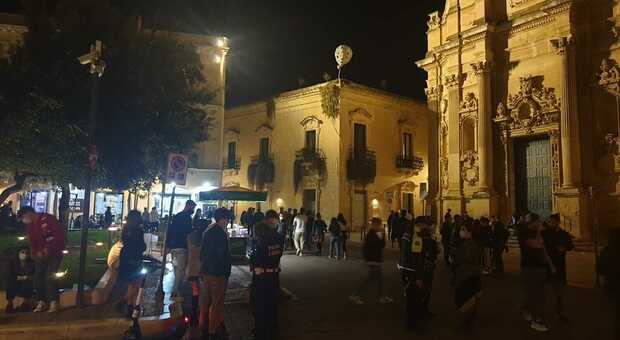 Dpcm Covid, locali chiusi a mezzanotte, ma i giovani restano in strada: rischio caos