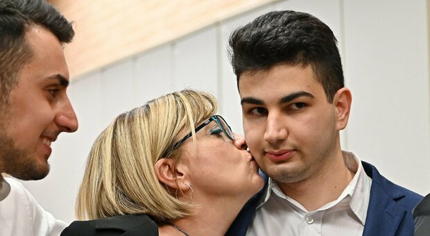 Torino, uccise il padre a coltellate per difendere la mamma: assolto Alex Pompa