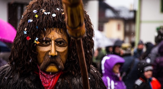 Torna il Carnevale di Plodn: l'antica ritualità con il Ròllate, l'uomo orso