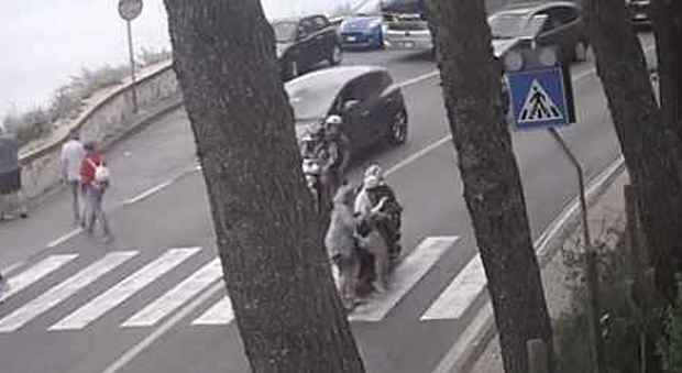 Vico Equense, impressionante incidente: due turiste travolte sulle strisce da uno scooter