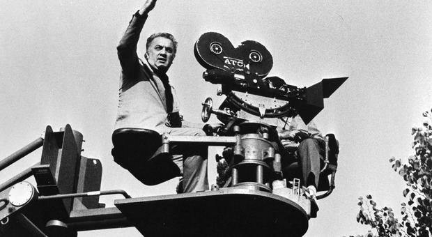 Federico Fellini sul set. (immagine da google)