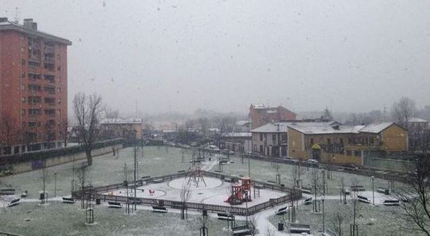 Maltempo, gelo e fiocchi sull'Italia. Neve a Milano, Torino e Bologna