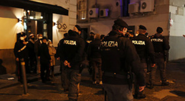 Napoli, controlli della polizia a Chiaia: identificate 190 persone e controllati 120 veicoli