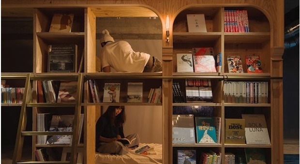 Il Book and Bed di Tokyo, sul cui esempio è stata realizzata la biblioteca-ostello di Kyoto