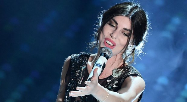 Sanremo 2017, Bianca Atzei si commuove mentre canta per Max Biaggi