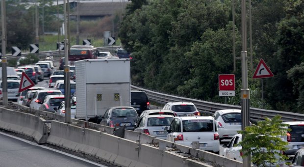 Roma-Fiumicino, camion contro auto: un ferito. Traffico in tilt