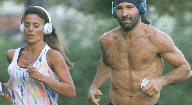 Walter Nudo ritrova l’amore: jogging "al bacio" con la fidanzata Roberta Nigro