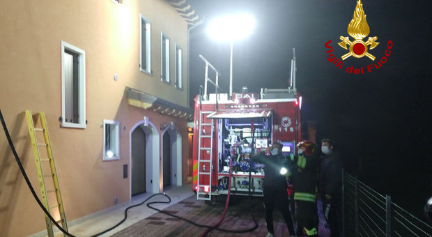 L'incendio nella casa a tre piani a Camisano vicentino sabato 12 dicembre