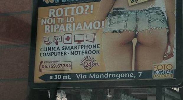 Roma, la pubblicità della riparazione smartphone è sessista: rivolta delle donne all'Appio