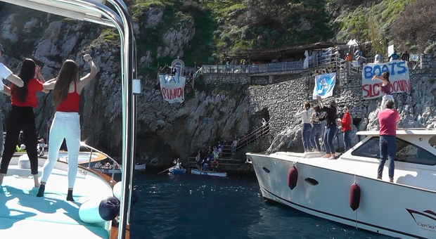 Napoli. Capri, flash mob davanti la Grotta Azzurra: «Rispettare limiti di velocità»