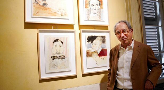 L'artista Tullio Pericoli davanti ad alcune sue opere in mostra
