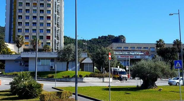 Covid a Salerno, Ruggi in sofferenza: stop alle cure, liste d'attesa bloccate