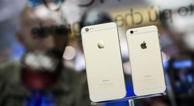 Apple e Samsung fanno pace: dopo 7 anni il patteggiamento sul caso iPhone