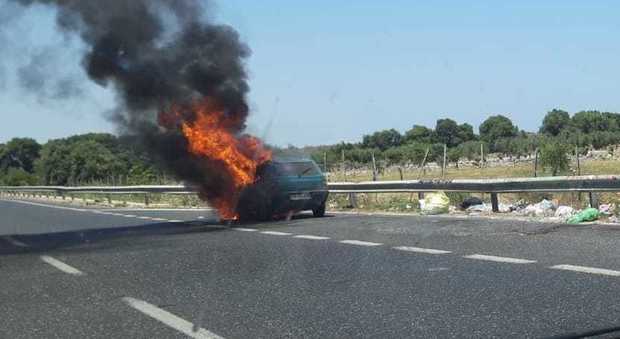 Paura sulla statale: un'auto prende fuoco
