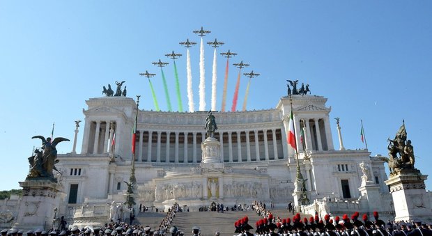 Roma, un drone sopra l'Altare della Patria, bloccato un turista che lo manovrava