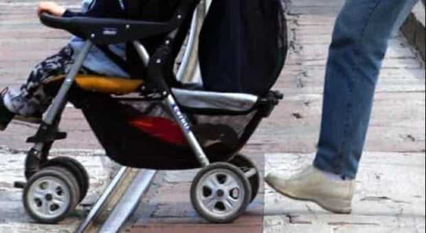 Mamma ubriaca strattona neonato: i passanti chiamano la polizia che le toglie il figlio