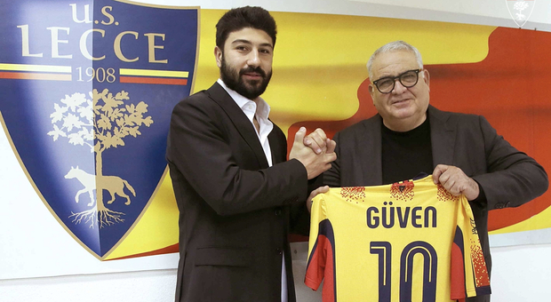 Guven Yalcin con il direttore sportivo Pantaleo Corvino © U.S. Lecce