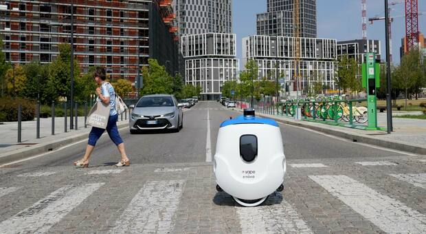 Yape, il robot postino a guida autonoma consegna i pacchi all’ultimo miglio