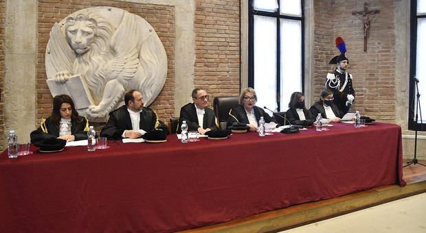 I giudici e la presidente della Corte Marta Tonolo