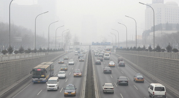 Cina, il governo valuta stop alle auto a benzina e diesel