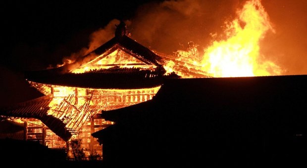Giappone, incendio al castello Shuri di Okinawa: completamente distrutto, era Patrimonio dell'Umanità